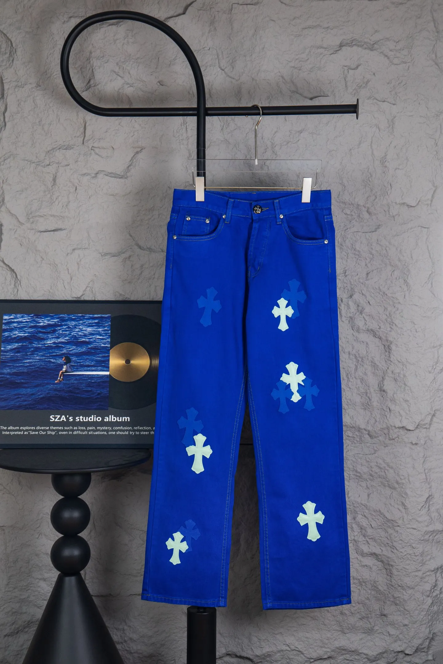P270 Top version CH Chromehearts 2025 new London limited edition double blue cross patchwork leather jeans. Jeans. Top ceiling quality. Styles with different washed textures, very friendly to people with thin legs and thick legs. The straight and loose version is very flattering to the leg shape. Moderate length that never goes out of style, easy and casual to match, basic styling for various styles, a must-have in the wardrobe! The fabric is stiff but also makes the upper body soft without losing texture. The washing process is even more perfect. It is a must-have item for everyone! ! ! Washed wheat, hang tag, pants label, three labels complete Color: blue Size: 28, 30, 32, 34